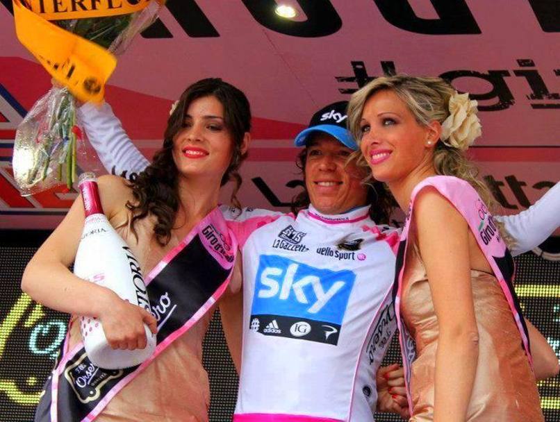 Recanati a destra sul podio di tappa del Giro 2012